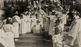 Pierwsza Komunia Święta w kościele parafialnym Św. Marii Magdaleny we Lwowie 3 czerwca 1945 r.